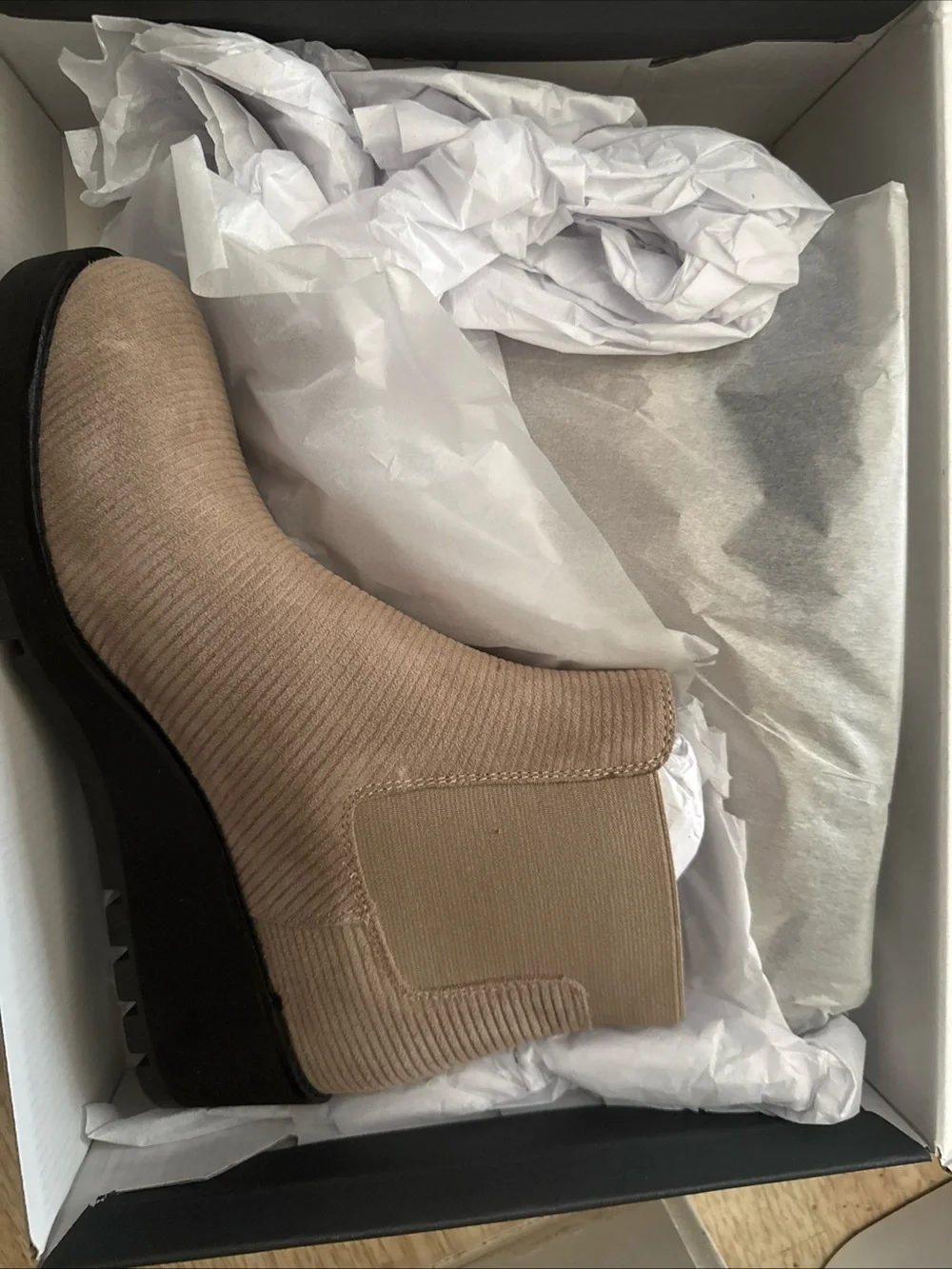 Eileen fisher Women's Beige Chelsea Lug Sole Ankle Boots Sz 8.5